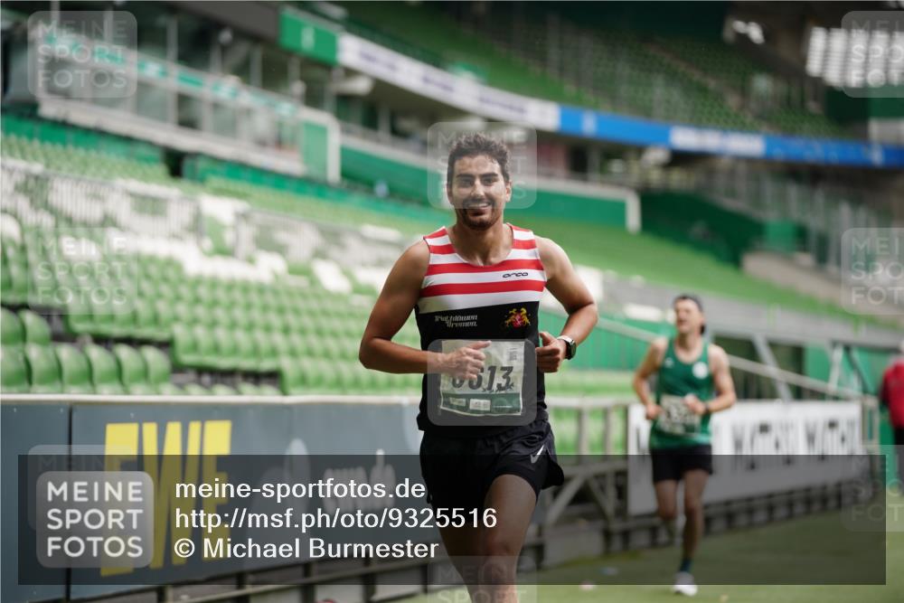 05.10.2025 - 20. swb-Marathon Bremen Michael Burmester http://msf.ph/oto/9325516 05.10.2025 12:35:32 Laufen im Stadion 235, 343, 482, 673, 1000, 1232, 2129, 2838, 8321, 8613, 328, 870, 925, 1221, 5608, 6927 meine-sportfotos.de