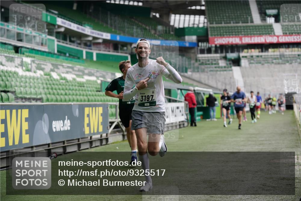 05.10.2025 - 20. swb-Marathon Bremen Michael Burmester http://msf.ph/oto/9325517 05.10.2025 12:45:18 Laufen im Stadion 109, 642, 819, 1055, 1146, 1631, 1790, 1883, 2013, 2188, 2666, 2719, 3197, 3218, 3251, 3327, 3342, 4358, 4571, 4786, 6150, 6302, 6633, 6996, 7440, 8169, 8351, 8747, 8828, 9130, 506, 539, 642, 657, 917, 3150, 3219, 3982, 7099, 7525, 8382 meine-sportfotos.de