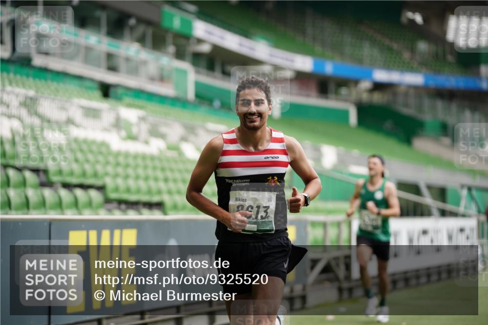 05.10.2025 - 20. swb-Marathon Bremen Michael Burmester http://msf.ph/oto/9325520 05.10.2025 12:35:32 Laufen im Stadion 235, 343, 482, 673, 1000, 1232, 2129, 2838, 8321, 8613, 328, 870, 925, 1221, 5608, 6927 meine-sportfotos.de