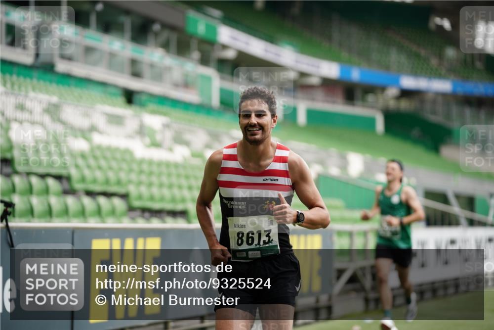 05.10.2025 - 20. swb-Marathon Bremen Michael Burmester http://msf.ph/oto/9325524 05.10.2025 12:35:32 Laufen im Stadion 235, 343, 482, 673, 1000, 1232, 2129, 2838, 8321, 8613, 328, 870, 925, 1221, 5608, 6927 meine-sportfotos.de