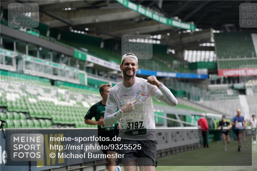 05.10.2025 - 20. swb-Marathon Bremen Michael Burmester http://msf.ph/oto/9325525 05.10.2025 12:45:19 Laufen im Stadion 109, 819, 1055, 1146, 1631, 1790, 1883, 2013, 2188, 2666, 2719, 3197, 3218, 3251, 3327, 3342, 4358, 4571, 4786, 6150, 6302, 6633, 6996, 7440, 8169, 8351, 8747, 8828, 9130, 506, 539, 642, 657, 917, 3150, 3219, 3251, 3982, 6633, 7099, 7525, 8169, 8351, 8382 meine-sportfotos.de