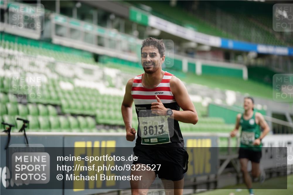 05.10.2025 - 20. swb-Marathon Bremen Michael Burmester http://msf.ph/oto/9325527 05.10.2025 12:35:32 Laufen im Stadion 235, 343, 482, 673, 1000, 1232, 2129, 2838, 8321, 8613, 328, 870, 925, 1221, 5608, 6927 meine-sportfotos.de