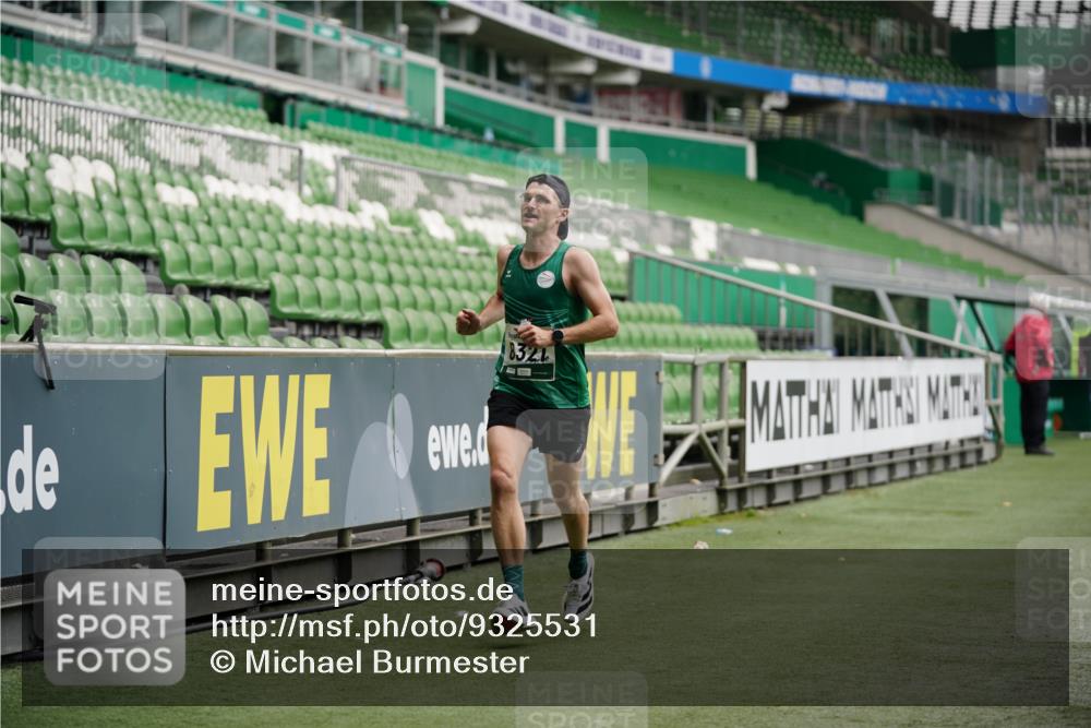 05.10.2025 - 20. swb-Marathon Bremen Michael Burmester http://msf.ph/oto/9325531 05.10.2025 12:35:34 Laufen im Stadion 235, 343, 482, 673, 1000, 1232, 2129, 2838, 8321, 8613, 328, 870, 925, 1221, 5608, 6927 meine-sportfotos.de
