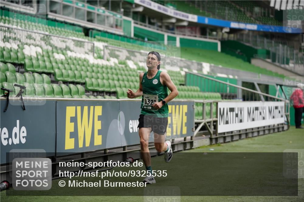 05.10.2025 - 20. swb-Marathon Bremen Michael Burmester http://msf.ph/oto/9325535 05.10.2025 12:35:34 Laufen im Stadion 235, 343, 482, 673, 1000, 1232, 2129, 2838, 8321, 8613, 328, 870, 925, 1221, 5608, 6927 meine-sportfotos.de