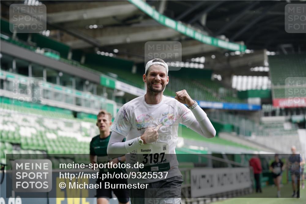05.10.2025 - 20. swb-Marathon Bremen Michael Burmester http://msf.ph/oto/9325537 05.10.2025 12:45:19 Laufen im Stadion 109, 819, 1055, 1146, 1631, 1790, 1883, 2013, 2188, 2666, 2719, 3197, 3218, 3251, 3327, 3342, 4358, 4571, 4786, 6150, 6302, 6633, 6996, 7440, 8169, 8351, 8747, 8828, 9130, 506, 539, 642, 657, 917, 3150, 3219, 3251, 3982, 6633, 7099, 7525, 8169, 8351, 8382 meine-sportfotos.de