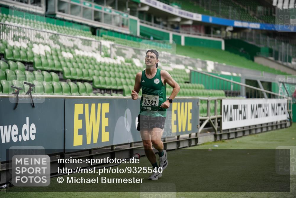 05.10.2025 - 20. swb-Marathon Bremen Michael Burmester http://msf.ph/oto/9325540 05.10.2025 12:35:34 Laufen im Stadion 235, 343, 482, 673, 1000, 1232, 2129, 2838, 8321, 8613, 328, 870, 925, 1221, 5608, 6927 meine-sportfotos.de