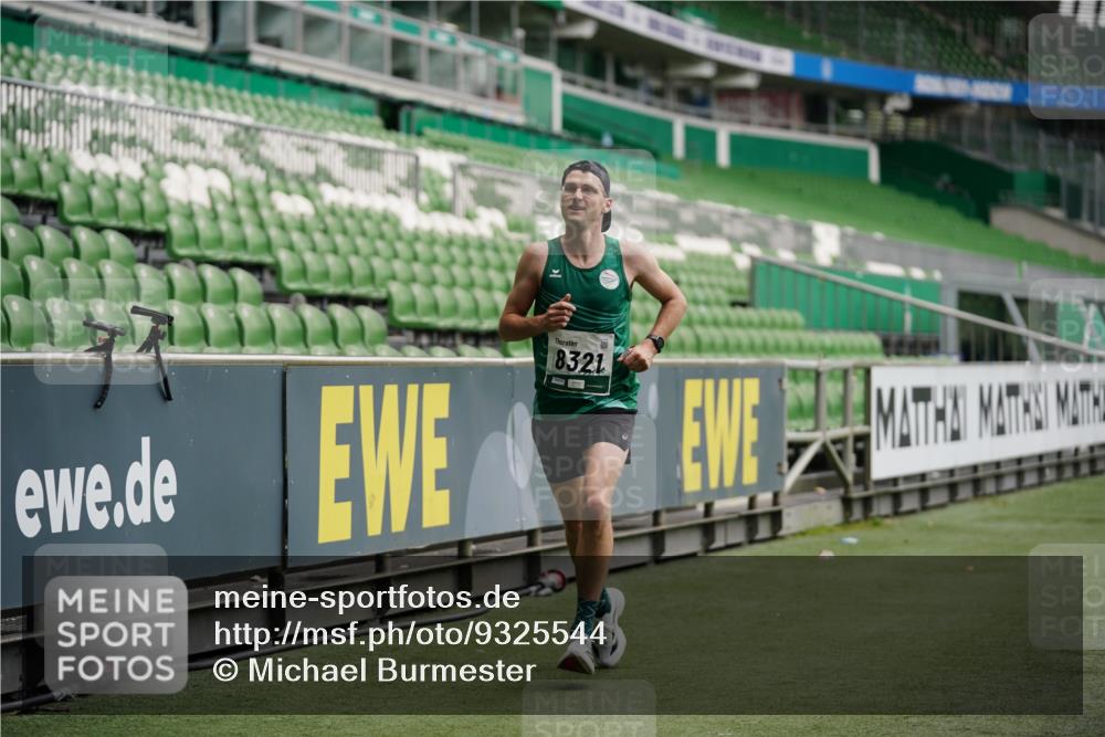 05.10.2025 - 20. swb-Marathon Bremen Michael Burmester http://msf.ph/oto/9325544 05.10.2025 12:35:34 Laufen im Stadion 235, 343, 482, 673, 1000, 1232, 2129, 2838, 8321, 8613, 328, 870, 925, 1221, 5608, 6927 meine-sportfotos.de