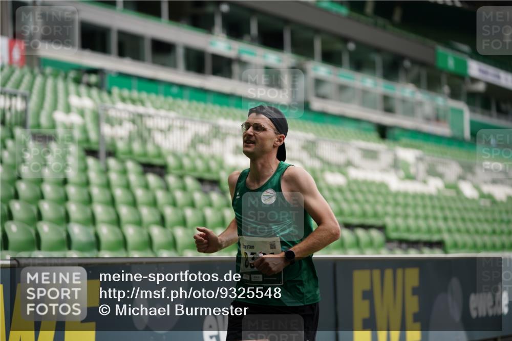 05.10.2025 - 20. swb-Marathon Bremen Michael Burmester http://msf.ph/oto/9325548 05.10.2025 12:35:35 Laufen im Stadion 235, 343, 482, 673, 1000, 1232, 2129, 2838, 8321, 8613, 328, 870, 925, 1221, 5608, 6927 meine-sportfotos.de