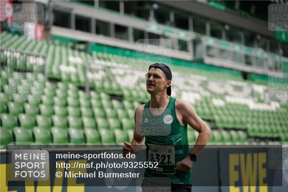 05.10.2025 - 20. swb-Marathon Bremen Michael Burmester http://msf.ph/oto/9325552 05.10.2025 12:35:35 Laufen im Stadion 235, 343, 482, 673, 1000, 1232, 2129, 2838, 8321, 8613, 328, 870, 925, 1221, 5608, 6927 meine-sportfotos.de