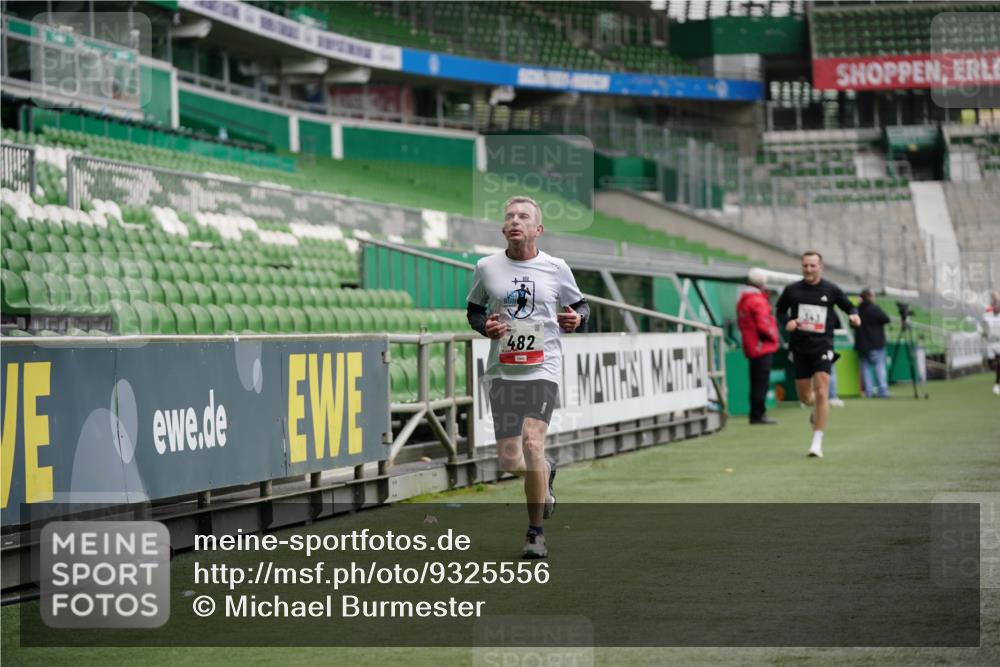 05.10.2025 - 20. swb-Marathon Bremen Michael Burmester http://msf.ph/oto/9325556 05.10.2025 12:35:41 Laufen im Stadion 235, 343, 482, 673, 1000, 1232, 2129, 2838, 8321, 8613, 328, 925, 5608, 6927 meine-sportfotos.de