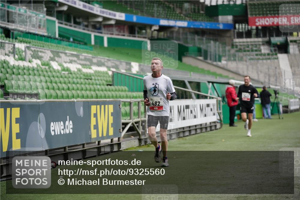 05.10.2025 - 20. swb-Marathon Bremen Michael Burmester http://msf.ph/oto/9325560 05.10.2025 12:35:41 Laufen im Stadion 235, 343, 482, 673, 1000, 1232, 2129, 2838, 8321, 8613, 328, 925, 5608, 6927 meine-sportfotos.de