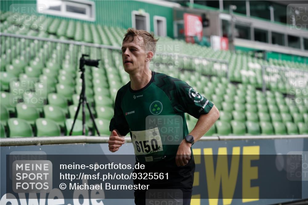 05.10.2025 - 20. swb-Marathon Bremen Michael Burmester http://msf.ph/oto/9325561 05.10.2025 12:45:20 Laufen im Stadion 109, 819, 1055, 1146, 1631, 1790, 1883, 2013, 2188, 2666, 2719, 3197, 3218, 3327, 3342, 4358, 4571, 4786, 5132, 6150, 6302, 6996, 7440, 8747, 8828, 9130, 506, 539, 642, 657, 917, 3150, 3219, 3251, 3982, 6633, 7099, 7525, 8169, 8351, 8382 meine-sportfotos.de