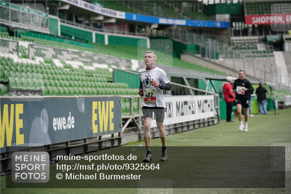 05.10.2025 - 20. swb-Marathon Bremen Michael Burmester http://msf.ph/oto/9325564 05.10.2025 12:35:41 Laufen im Stadion 235, 343, 482, 673, 1000, 1232, 2129, 2838, 8321, 8613, 328, 925, 5608, 6927 meine-sportfotos.de