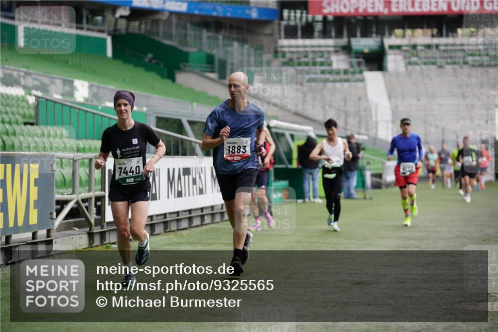 05.10.2025 - 20. swb-Marathon Bremen Michael Burmester http://msf.ph/oto/9325565 05.10.2025 12:45:23 Laufen im Stadion 109, 819, 1055, 1146, 1631, 1790, 1883, 2013, 2666, 2719, 3197, 3218, 3327, 3342, 4358, 4571, 4786, 5132, 5588, 6150, 6302, 6996, 7440, 8747, 8828, 9130, 506, 539, 642, 657, 917, 2188, 3150, 3219, 3251, 3982, 6633, 7099, 7525, 8169, 8351, 8382 meine-sportfotos.de