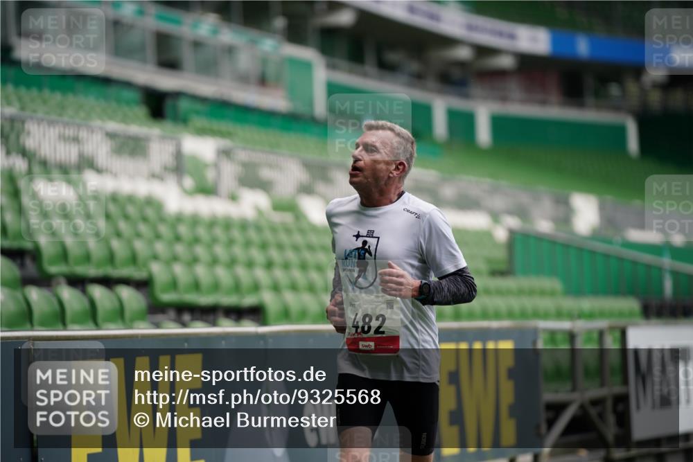 05.10.2025 - 20. swb-Marathon Bremen Michael Burmester http://msf.ph/oto/9325568 05.10.2025 12:35:43 Laufen im Stadion 235, 343, 482, 673, 1000, 2129, 2838, 8321, 8613, 328, 1232, 5608 meine-sportfotos.de