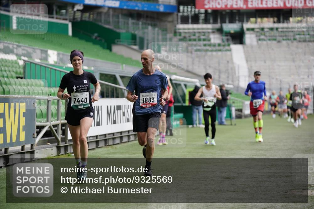 05.10.2025 - 20. swb-Marathon Bremen Michael Burmester http://msf.ph/oto/9325569 05.10.2025 12:45:23 Laufen im Stadion 109, 819, 1055, 1146, 1631, 1790, 1883, 2013, 2666, 2719, 3197, 3218, 3327, 3342, 4358, 4571, 4786, 5132, 5588, 6150, 6302, 6996, 7440, 8747, 8828, 9130, 506, 539, 642, 657, 917, 2188, 3150, 3219, 3251, 3982, 6633, 7099, 7525, 8169, 8351, 8382 meine-sportfotos.de