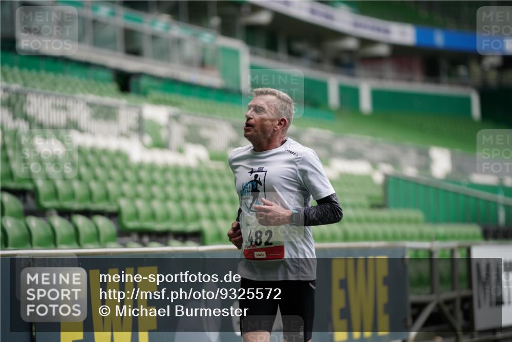 05.10.2025 - 20. swb-Marathon Bremen Michael Burmester http://msf.ph/oto/9325572 05.10.2025 12:35:43 Laufen im Stadion 235, 343, 482, 673, 1000, 2129, 2838, 8321, 8613, 328, 1232, 5608 meine-sportfotos.de