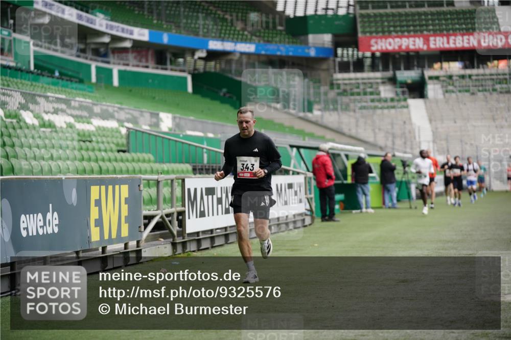 05.10.2025 - 20. swb-Marathon Bremen Michael Burmester http://msf.ph/oto/9325576 05.10.2025 12:35:45 Laufen im Stadion 235, 343, 482, 673, 902, 1000, 1640, 1837, 2129, 2838, 8321, 8613, 328, 1232 meine-sportfotos.de
