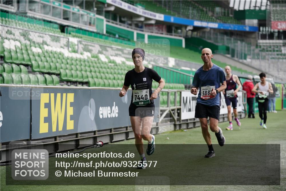 05.10.2025 - 20. swb-Marathon Bremen Michael Burmester http://msf.ph/oto/9325577 05.10.2025 12:45:25 Laufen im Stadion 109, 349, 819, 1055, 1146, 1631, 1790, 1883, 2666, 2719, 3197, 3218, 3327, 3342, 3807, 4358, 4571, 4786, 5132, 5588, 6150, 6302, 6996, 7440, 8747, 8828, 9130, 539, 642, 657, 917, 2013, 2188, 3150, 3219, 3251, 3982, 6633, 7525, 8169, 8351, 8382 meine-sportfotos.de