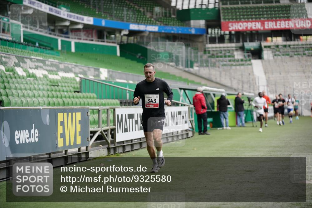 05.10.2025 - 20. swb-Marathon Bremen Michael Burmester http://msf.ph/oto/9325580 05.10.2025 12:35:45 Laufen im Stadion 235, 343, 482, 673, 902, 1000, 1640, 1837, 2129, 2838, 8321, 8613, 328, 1232 meine-sportfotos.de