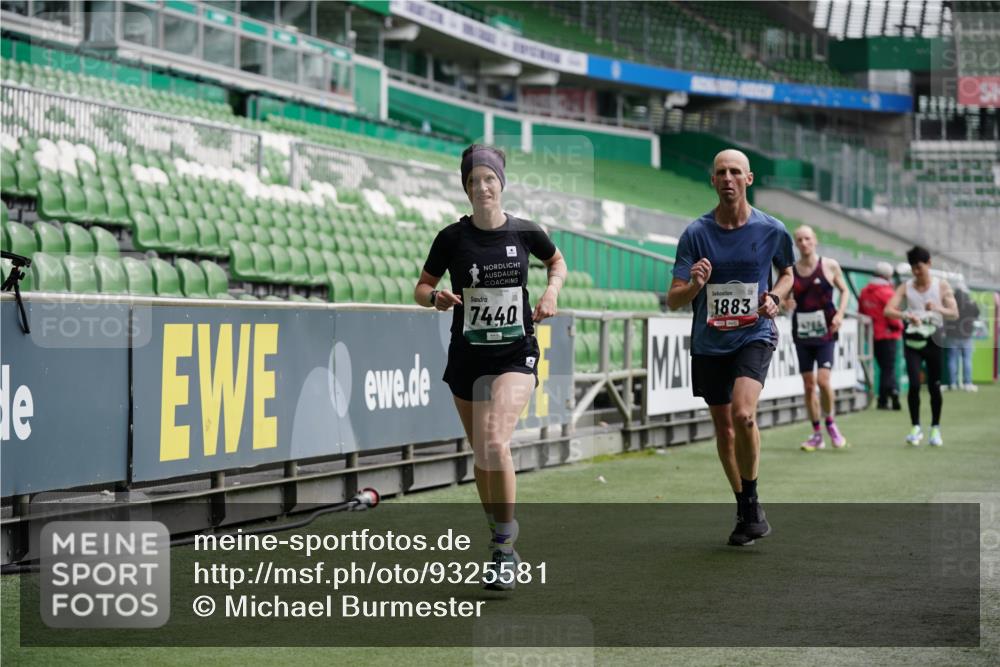 05.10.2025 - 20. swb-Marathon Bremen Michael Burmester http://msf.ph/oto/9325581 05.10.2025 12:45:25 Laufen im Stadion 109, 349, 819, 1055, 1146, 1631, 1790, 1883, 2666, 2719, 3197, 3218, 3327, 3342, 3807, 4358, 4571, 4786, 5132, 5588, 6150, 6302, 6996, 7440, 8747, 8828, 9130, 539, 642, 657, 917, 2013, 2188, 3150, 3219, 3251, 3982, 6633, 7525, 8169, 8351, 8382 meine-sportfotos.de