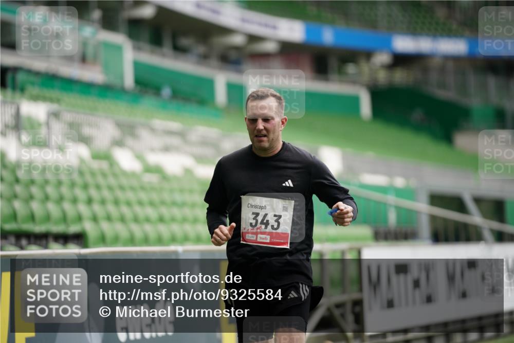 05.10.2025 - 20. swb-Marathon Bremen Michael Burmester http://msf.ph/oto/9325584 05.10.2025 12:35:47 Laufen im Stadion 235, 343, 482, 673, 902, 1000, 1640, 1837, 2129, 2838, 7854, 8321, 8613, 328, 1232 meine-sportfotos.de