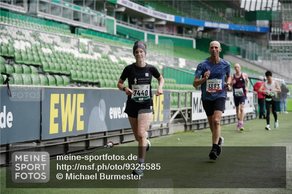 05.10.2025 - 20. swb-Marathon Bremen Michael Burmester http://msf.ph/oto/9325585 05.10.2025 12:45:25 Laufen im Stadion 109, 349, 819, 1055, 1146, 1631, 1790, 1883, 2666, 2719, 3197, 3218, 3327, 3342, 3807, 4358, 4571, 4786, 5132, 5588, 6150, 6302, 6996, 7440, 8747, 8828, 9130, 539, 642, 657, 917, 2013, 2188, 3150, 3219, 3251, 3982, 6633, 7525, 8169, 8351, 8382 meine-sportfotos.de