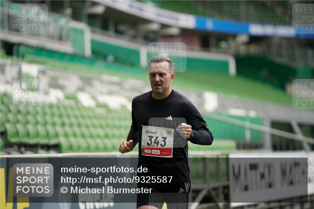 05.10.2025 - 20. swb-Marathon Bremen Michael Burmester http://msf.ph/oto/9325587 05.10.2025 12:35:47 Laufen im Stadion 235, 343, 482, 673, 902, 1000, 1640, 1837, 2129, 2838, 7854, 8321, 8613, 328, 1232 meine-sportfotos.de