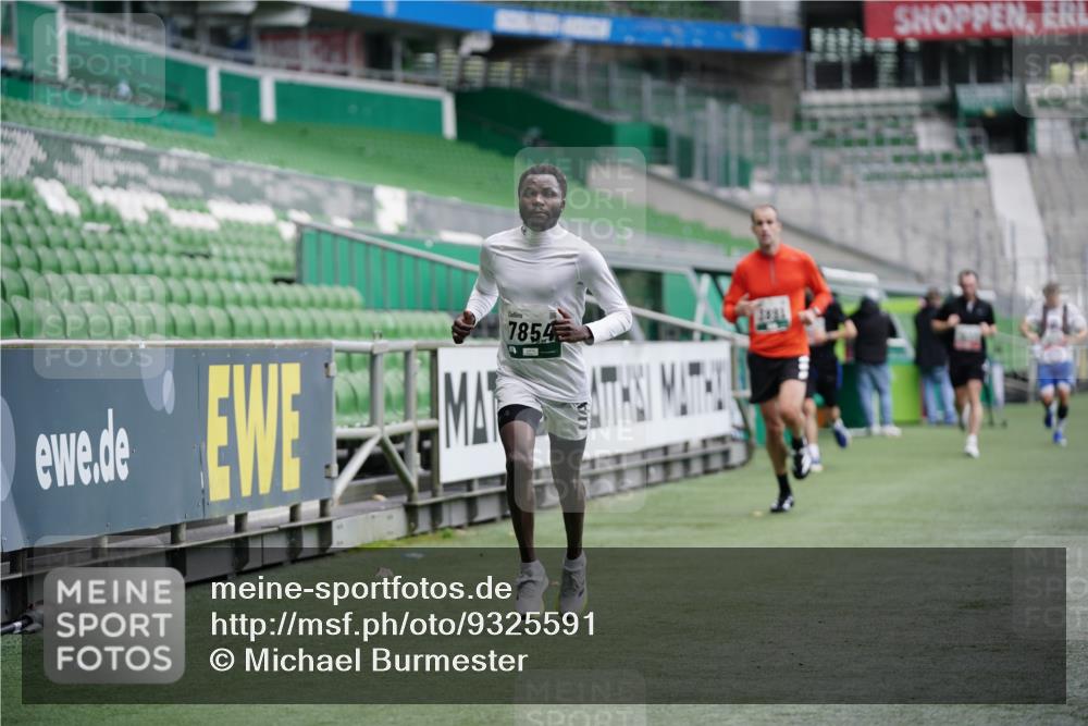 05.10.2025 - 20. swb-Marathon Bremen Michael Burmester http://msf.ph/oto/9325591 05.10.2025 12:35:52 Laufen im Stadion 343, 482, 902, 1000, 1212, 1640, 1837, 2129, 2838, 3891, 7854, 8321, 8613, 235, 673, 1232 meine-sportfotos.de