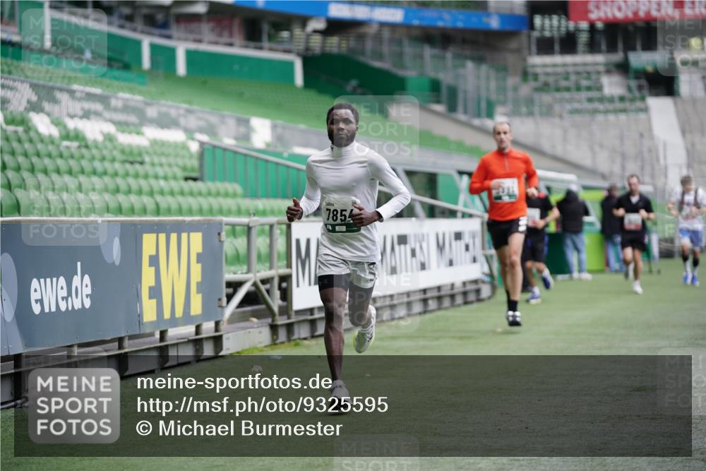 05.10.2025 - 20. swb-Marathon Bremen Michael Burmester http://msf.ph/oto/9325595 05.10.2025 12:35:52 Laufen im Stadion 343, 482, 902, 1000, 1212, 1640, 1837, 2129, 2838, 3891, 7854, 8321, 8613, 235, 673, 1232 meine-sportfotos.de