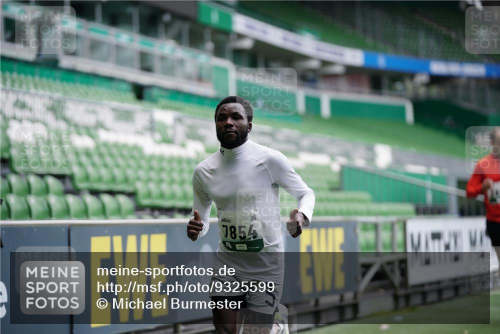 05.10.2025 - 20. swb-Marathon Bremen Michael Burmester http://msf.ph/oto/9325599 05.10.2025 12:35:53 Laufen im Stadion 343, 482, 902, 1000, 1212, 1640, 1837, 2129, 2838, 3891, 7854, 8321, 8613, 235, 673, 1232 meine-sportfotos.de