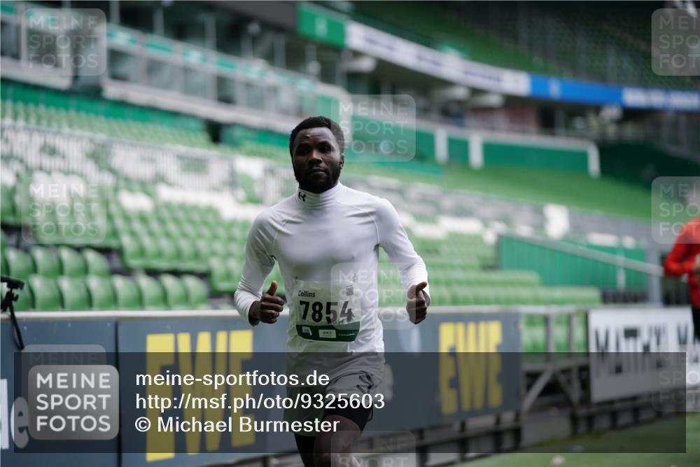05.10.2025 - 20. swb-Marathon Bremen Michael Burmester http://msf.ph/oto/9325603 05.10.2025 12:35:54 Laufen im Stadion 343, 482, 902, 1000, 1212, 1640, 1837, 2129, 2838, 3891, 7854, 8321, 8613, 235, 673, 1232 meine-sportfotos.de