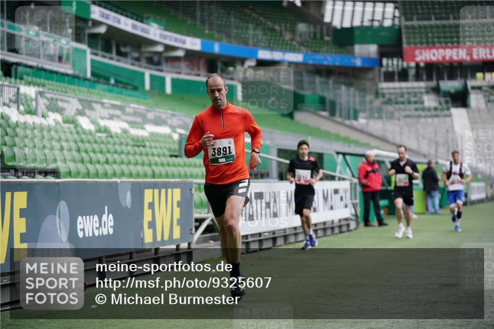 05.10.2025 - 20. swb-Marathon Bremen Michael Burmester http://msf.ph/oto/9325607 05.10.2025 12:35:55 Laufen im Stadion 343, 482, 902, 1000, 1212, 1640, 1837, 2129, 2838, 3891, 7854, 8321, 8613, 235, 673, 1232 meine-sportfotos.de