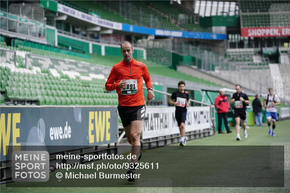 05.10.2025 - 20. swb-Marathon Bremen Michael Burmester http://msf.ph/oto/9325611 05.10.2025 12:35:55 Laufen im Stadion 343, 482, 902, 1000, 1212, 1640, 1837, 2129, 2838, 3891, 7854, 8321, 8613, 235, 673, 1232 meine-sportfotos.de