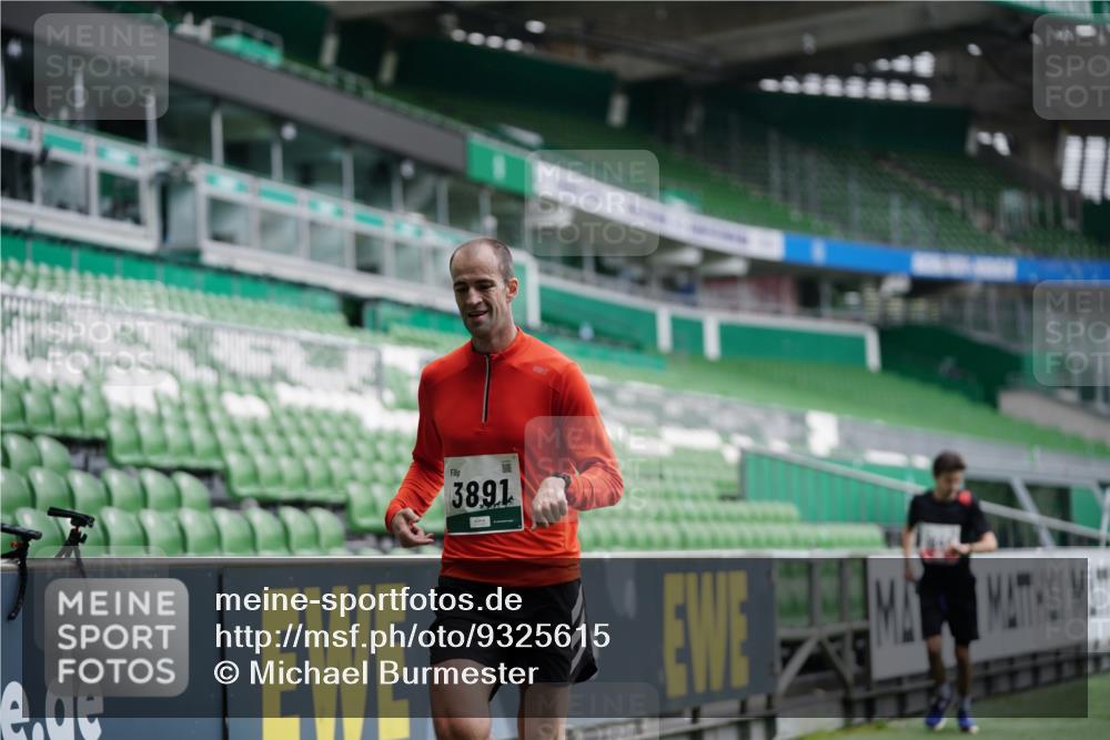 05.10.2025 - 20. swb-Marathon Bremen Michael Burmester http://msf.ph/oto/9325615 05.10.2025 12:35:56 Laufen im Stadion 343, 482, 902, 1000, 1212, 1640, 1837, 2129, 2838, 3891, 7854, 8321, 8613, 235, 673, 1232 meine-sportfotos.de