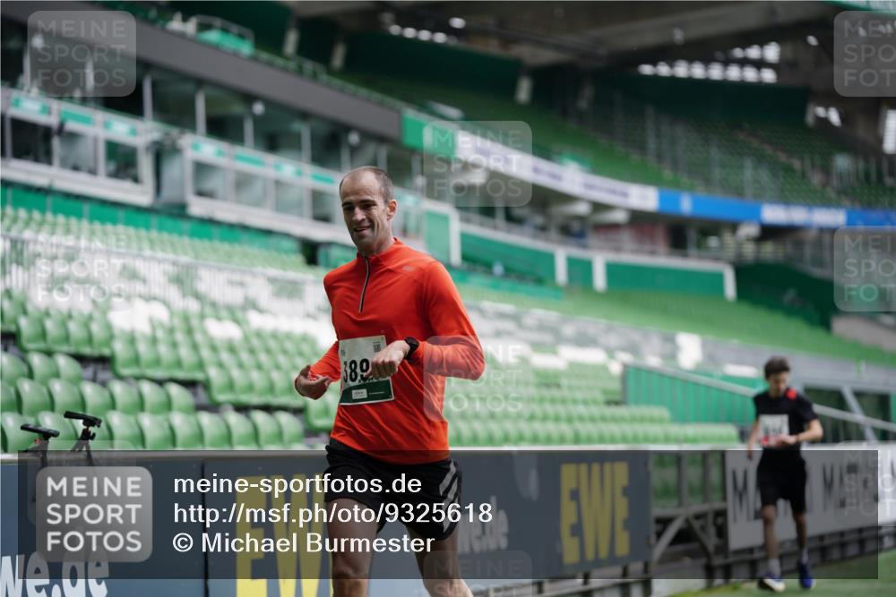 05.10.2025 - 20. swb-Marathon Bremen Michael Burmester http://msf.ph/oto/9325618 05.10.2025 12:35:56 Laufen im Stadion 343, 482, 902, 1000, 1212, 1640, 1837, 2129, 2838, 3891, 7854, 8321, 8613, 235, 673, 1232 meine-sportfotos.de
