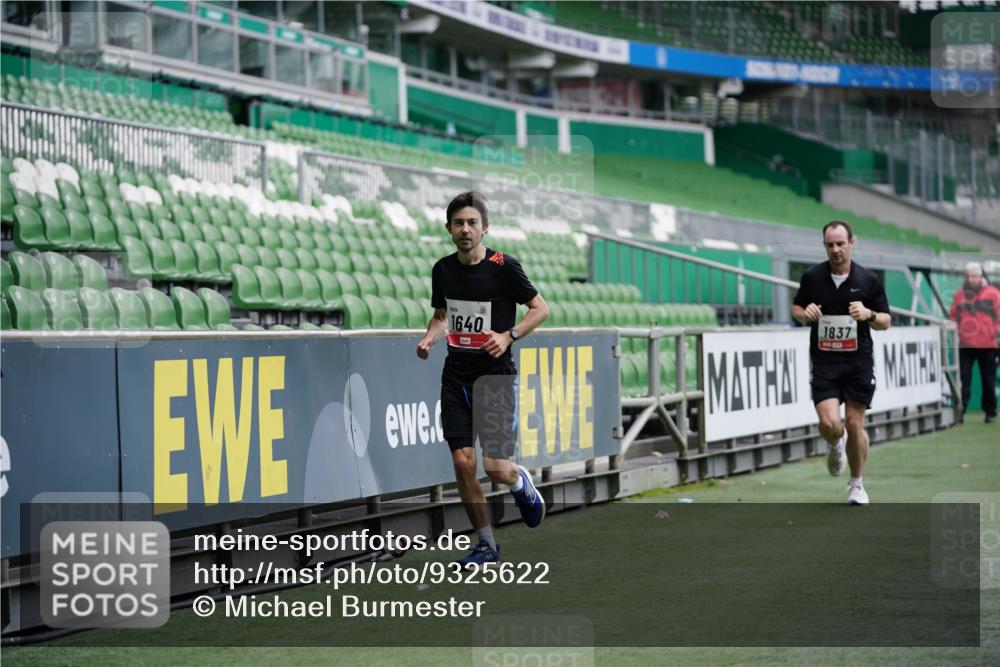 05.10.2025 - 20. swb-Marathon Bremen Michael Burmester http://msf.ph/oto/9325622 05.10.2025 12:35:58 Laufen im Stadion 343, 482, 902, 1000, 1212, 1640, 1837, 2129, 2838, 3891, 7854, 8321, 8613, 235, 673, 1232 meine-sportfotos.de
