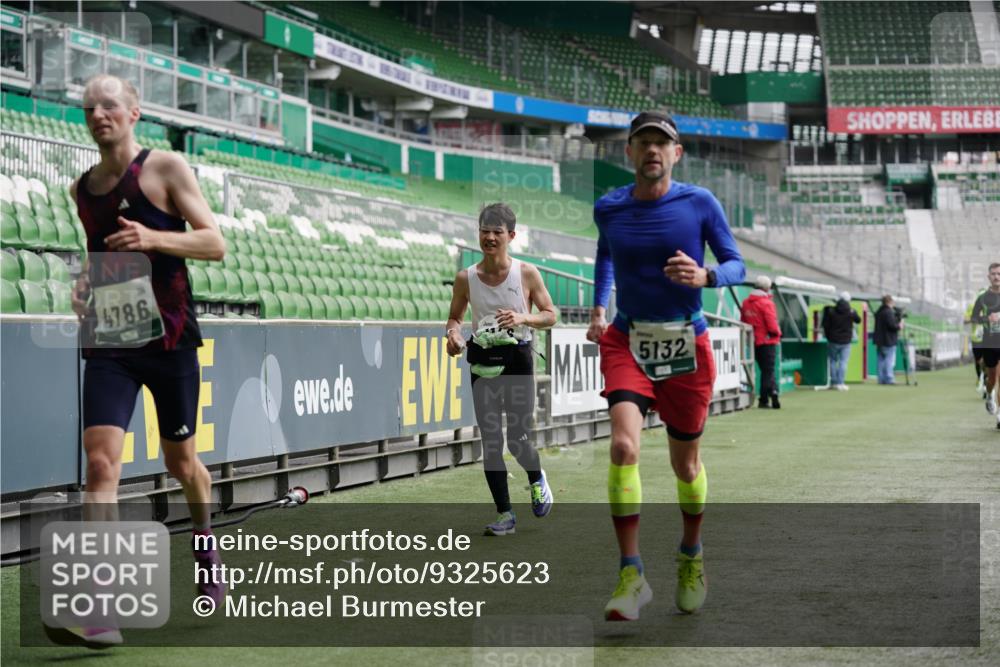 05.10.2025 - 20. swb-Marathon Bremen Michael Burmester http://msf.ph/oto/9325623 05.10.2025 12:45:29 Laufen im Stadion 109, 349, 649, 819, 852, 1055, 1146, 1307, 1631, 1790, 1883, 2666, 2719, 3197, 3218, 3327, 3342, 3807, 4358, 4571, 4786, 5132, 5588, 6150, 6302, 6996, 7028, 7440, 8747, 8828, 9130, 539, 642, 657, 819, 2013, 2188, 3150, 3219, 3251, 3982, 4358, 6633, 8169, 8351, 8382 meine-sportfotos.de