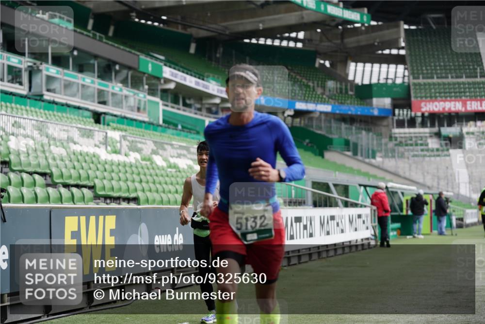 05.10.2025 - 20. swb-Marathon Bremen Michael Burmester http://msf.ph/oto/9325630 05.10.2025 12:45:30 Laufen im Stadion 109, 349, 649, 852, 943, 1055, 1146, 1307, 1631, 1790, 1883, 2666, 2719, 3197, 3218, 3327, 3342, 3807, 4571, 4786, 5132, 5588, 6150, 6302, 6996, 7028, 7440, 8747, 8828, 9130, 539, 642, 657, 819, 2013, 2188, 3150, 3219, 3251, 3982, 4358, 6633, 8169, 8351, 8382 meine-sportfotos.de