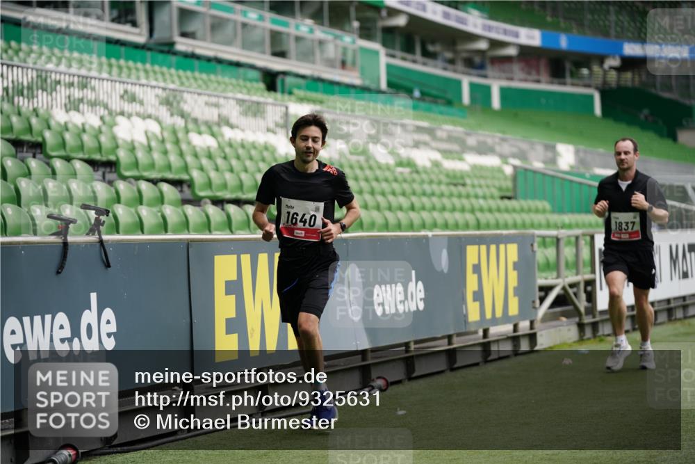 05.10.2025 - 20. swb-Marathon Bremen Michael Burmester http://msf.ph/oto/9325631 05.10.2025 12:35:59 Laufen im Stadion 343, 482, 902, 1000, 1212, 1640, 1837, 2129, 2838, 3891, 7854, 8321, 8613, 235, 673, 1232, 2129 meine-sportfotos.de