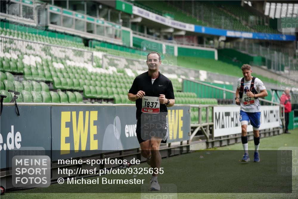05.10.2025 - 20. swb-Marathon Bremen Michael Burmester http://msf.ph/oto/9325635 05.10.2025 12:36:01 Laufen im Stadion 343, 482, 902, 1000, 1212, 1640, 1837, 2838, 3198, 3891, 7854, 8321, 8613, 235, 673, 1232, 2129 meine-sportfotos.de