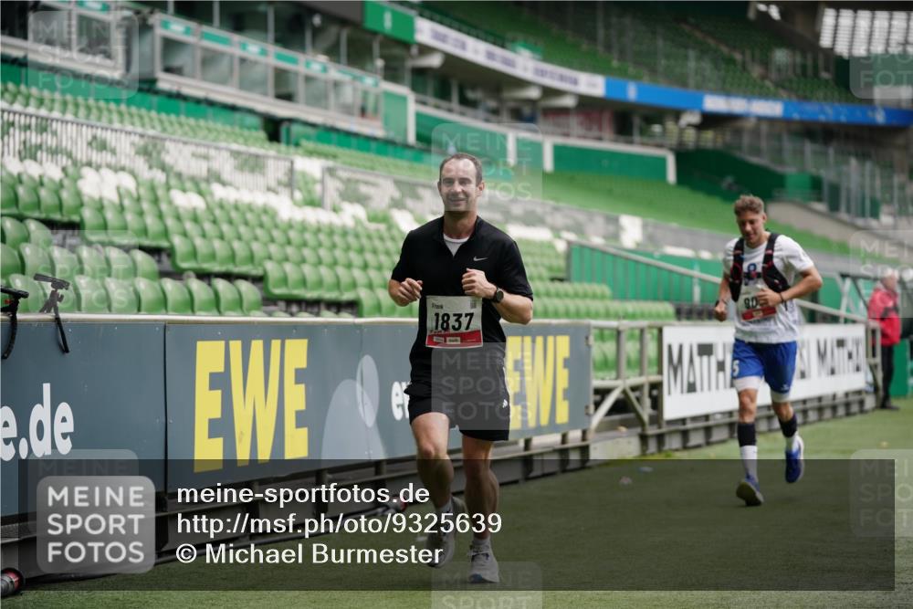 05.10.2025 - 20. swb-Marathon Bremen Michael Burmester http://msf.ph/oto/9325639 05.10.2025 12:36:01 Laufen im Stadion 343, 482, 902, 1000, 1212, 1640, 1837, 2838, 3198, 3891, 7854, 8321, 8613, 235, 673, 1232, 2129 meine-sportfotos.de