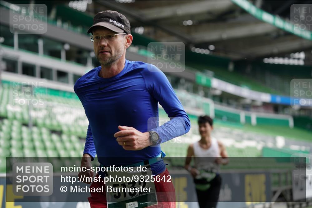 05.10.2025 - 20. swb-Marathon Bremen Michael Burmester http://msf.ph/oto/9325642 05.10.2025 12:45:31 Laufen im Stadion 109, 349, 649, 852, 943, 1055, 1146, 1307, 1631, 1790, 1883, 2666, 2719, 3197, 3218, 3327, 3342, 3807, 4571, 4786, 5132, 5588, 6150, 6302, 6996, 7028, 7440, 8747, 8828, 9130, 539, 642, 657, 819, 2013, 2188, 3150, 3219, 3251, 3982, 4358, 6633, 8169, 8351, 8382 meine-sportfotos.de