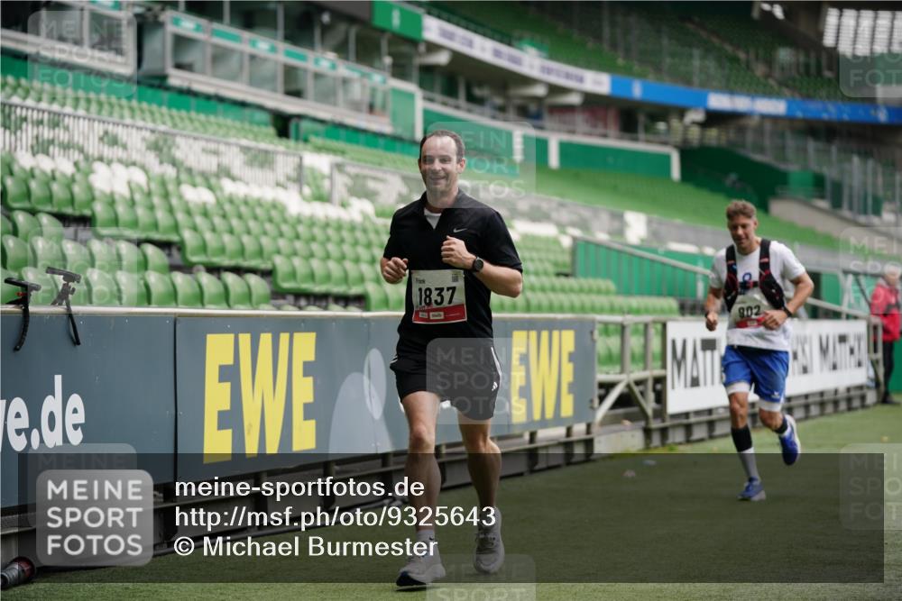 05.10.2025 - 20. swb-Marathon Bremen Michael Burmester http://msf.ph/oto/9325643 05.10.2025 12:36:01 Laufen im Stadion 343, 482, 902, 1000, 1212, 1640, 1837, 2838, 3198, 3891, 7854, 8321, 8613, 235, 673, 1232, 2129 meine-sportfotos.de