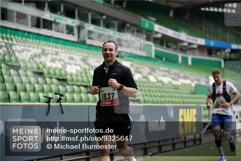 05.10.2025 - 20. swb-Marathon Bremen Michael Burmester http://msf.ph/oto/9325647 05.10.2025 12:36:02 Laufen im Stadion 343, 482, 902, 1000, 1212, 1231, 1640, 1837, 2838, 3198, 3891, 7854, 8321, 8613, 235, 673, 1232, 2129 meine-sportfotos.de