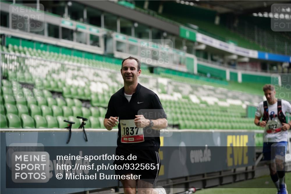 05.10.2025 - 20. swb-Marathon Bremen Michael Burmester http://msf.ph/oto/9325651 05.10.2025 12:36:02 Laufen im Stadion 343, 482, 902, 1000, 1212, 1231, 1640, 1837, 2838, 3198, 3891, 7854, 8321, 8613, 235, 673, 1232, 2129 meine-sportfotos.de