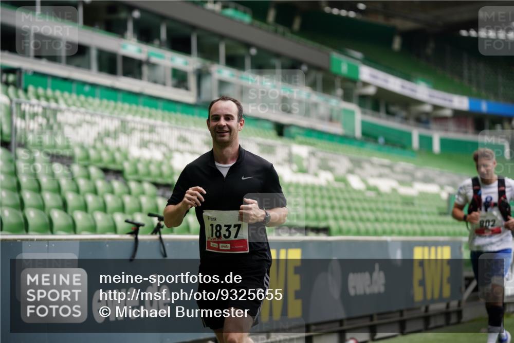 05.10.2025 - 20. swb-Marathon Bremen Michael Burmester http://msf.ph/oto/9325655 05.10.2025 12:36:02 Laufen im Stadion 343, 482, 902, 1000, 1212, 1231, 1640, 1837, 2838, 3198, 3891, 7854, 8321, 8613, 235, 673, 1232, 2129 meine-sportfotos.de
