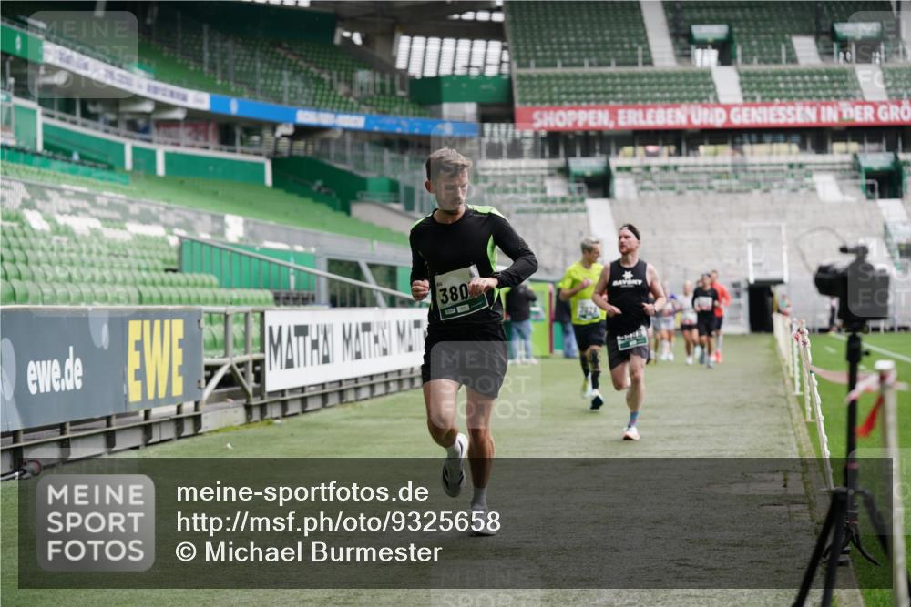 05.10.2025 - 20. swb-Marathon Bremen Michael Burmester http://msf.ph/oto/9325658 05.10.2025 12:45:34 Laufen im Stadion 109, 349, 649, 852, 943, 1055, 1091, 1146, 1307, 1631, 1790, 1883, 2545, 2666, 3197, 3218, 3327, 3807, 4571, 4786, 5132, 5588, 6150, 6302, 6996, 7028, 7440, 8747, 8828, 9130, 642, 657, 819, 1631, 2013, 2188, 2719, 3219, 3251, 3342, 4358, 6633, 8169, 8351, 8382 meine-sportfotos.de