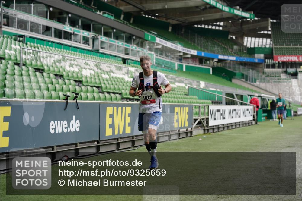 05.10.2025 - 20. swb-Marathon Bremen Michael Burmester http://msf.ph/oto/9325659 05.10.2025 12:36:04 Laufen im Stadion 343, 482, 902, 1000, 1212, 1231, 1640, 1837, 2838, 3198, 3891, 7854, 8321, 8613, 235, 673, 2129 meine-sportfotos.de