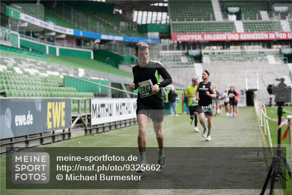 05.10.2025 - 20. swb-Marathon Bremen Michael Burmester http://msf.ph/oto/9325662 05.10.2025 12:45:34 Laufen im Stadion 109, 349, 649, 852, 943, 1055, 1091, 1146, 1307, 1631, 1790, 1883, 2545, 2666, 3197, 3218, 3327, 3807, 4571, 4786, 5132, 5588, 6150, 6302, 6996, 7028, 7440, 8747, 8828, 9130, 642, 657, 819, 1631, 2013, 2188, 2719, 3219, 3251, 3342, 4358, 6633, 8169, 8351, 8382 meine-sportfotos.de